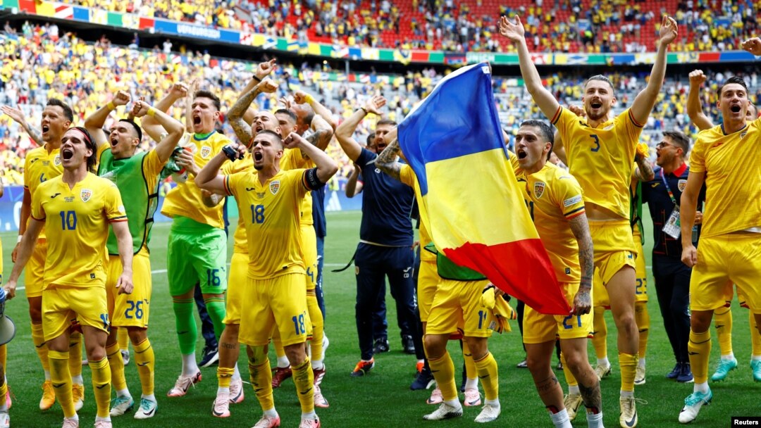 România a câștigat cu 3 la 0 primul meci din Grupa E, cu Ucraina, la EURO 2024. Victoria e descrisă drept istorică de comentatori și marchează ceea ce publicul speră să fie o revenire a fotbaului românesc îl elita europeană.