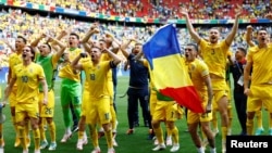 România a câștigat cu 3 la 0 primul meci din Grupa E, cu Ucraina, la EURO 2024. Victoria e descrisă drept istorică de comentatori și marchează ceea ce publicul speră să fie o revenire a fotbaului românesc îl elita europeană.