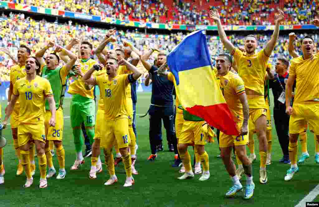 Jucătorii României se bucură de victorie la finalul meciului cu Ucraina, câștigat cu 3-0. În celălalt meci, Belgia era învinsă de Slovacia (scor 0-1).