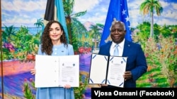 Predsjednica Kosova, Vjosa Osmani, i premijer Bahama, Philip Davis.