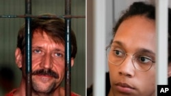  Viktor Bout, în stânga, traficant de arme, și vedeta WNBA și dublă medaliată cu aur la Jocurile Olimpice Brittney Griner, în dreapta