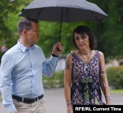 Vlada Harebova discută cu Artiom Filatov, corespondentul Current Time (captură de ecran)
