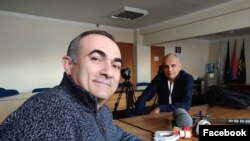 სომხეთის პრეზიდენტის მრჩეველი ტევან პოღოსიანი და აზერბაიჯანელი ჟურნალისტი შაჰინ ჰაჯიევი. ერევანი, სომხეთი.
