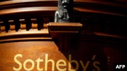 France -- Sotheby (Sotheby's) logo, 2003