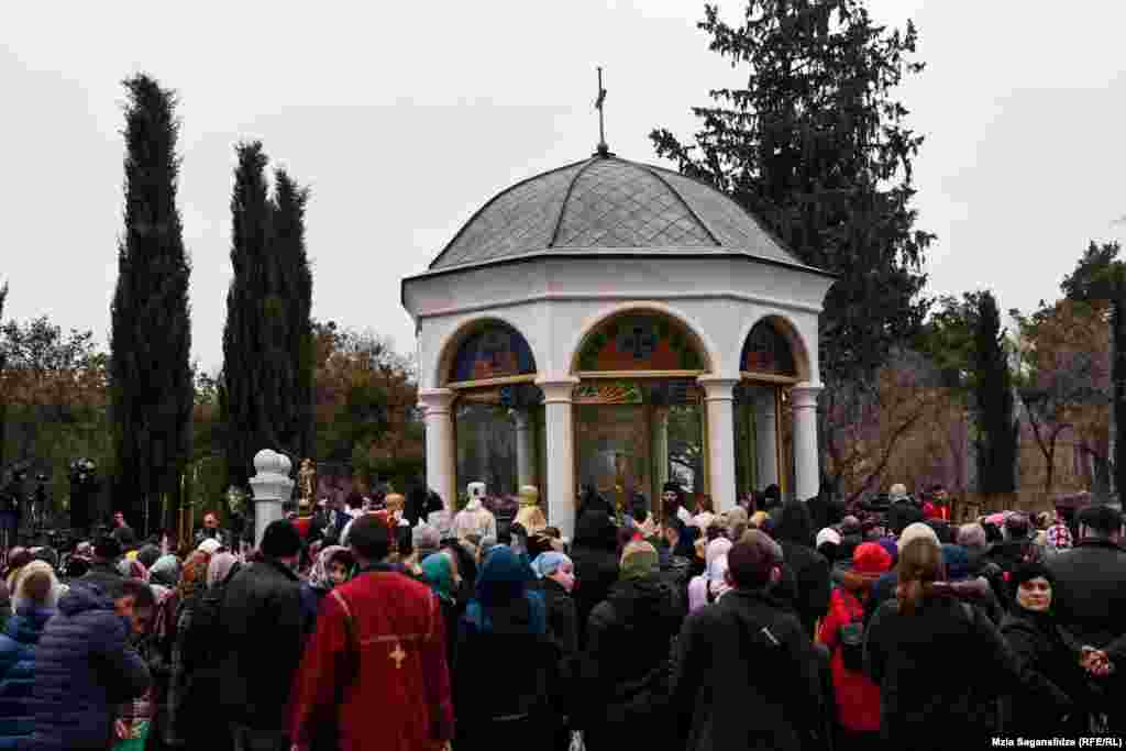 წირვა-ლოცვის შემდეგ მრევლს ნაკურთხ წყალს ურიგებენ.