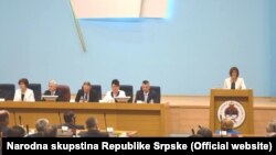 Maja Gojković (desno) obraća se poslanicima Narodne skupštine Republike Srpske, 14. april 2016.