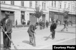 Евреи на принудительных работах, 1941, Черновцы (Гос. архив земли Баден-Вюртемберг, автор -- корр. Вилли Прагер, Willy Pragher).