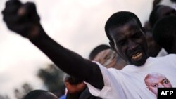 Чоловік у футболці із зображенням президента Бурунді П’єра Нкурунзізи (фото архівне)