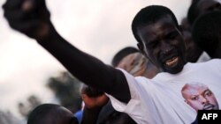 Бурунді: прихильник президента П’єра Нкурунзізи з його портретом на футболці, архівне фото