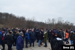 Radnici Rudnika i termoelektrane (RiTE) Ugljevik blokirali su magistralni put Ugljevik-Tuzla, nezadovoljni, kako navode, malim plaćama i nedostatkom uglja.