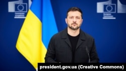 Президент України Володимир Зеленський під час пресконференції у Брюсселі, 17 серпня 2025 року