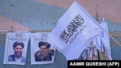 آرشیف، بیرق‌ها و تصاویر دو تن از سران طالبان