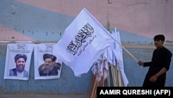 تصویر آرشیف: بیرق و تصاویر دو تن از رهبران طالبان 