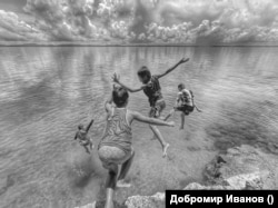 „Детските снимки са на деца, които са гладни, бедни, но същевременно много безгрижни, което създава много голям контраст в тези снимки“, казва Иванов пред БНР.