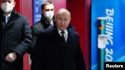 Владимир Путин прибывает на церемонию открытия Олимпиады в Пекине. 4 февраля 2022 года. Незадолго до этого на встрече с Си Цзиньпином стороны объявили о «безграничном» партнерстве