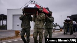 Prenos posmrtnih ostataka sedmoro Albanaca uz vojne počasti na Kosovu, 30. septembar 2021. 