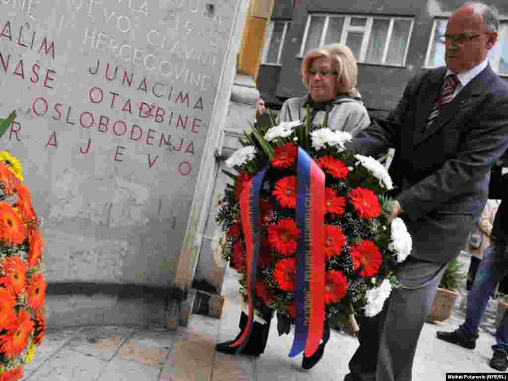 Spomen obilježje Vječna vatra, 09.05.2011. Foto: RSE / Midhat Poturović