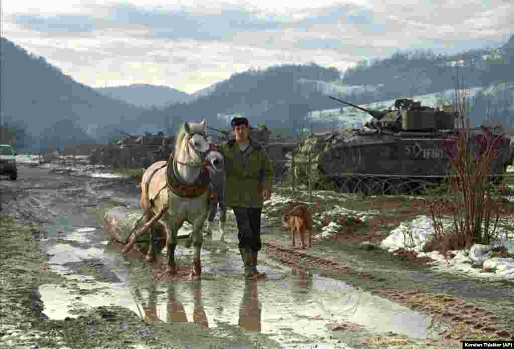 Një fermer kalon në afërsi të bazës ushtarake amerikane në Stariq, një fshat boshnjak rreth 40 kilometra në jug të Tuzlës. 7 janar, 1996.