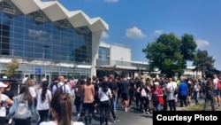 Учасники акції, серед яких багато студентів, запалили свічки та поклали квіти на згадку про загиблих біля вокзалу в Новому Саді 