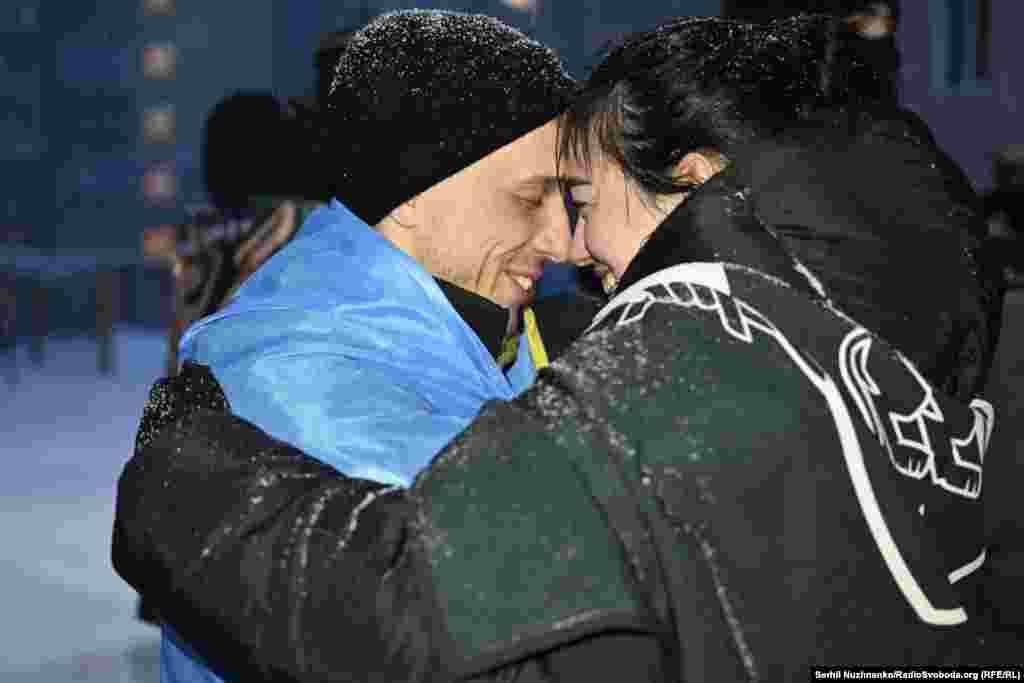 Перші обійми Ольги та Руслана Куртмаллаєвих.Руслан Куртмаллаєв служив в українській армії з 2014 року. Старший сержант та командир взводу 501-го окремого батальйону морської піхоти у складі 36-ї окремої бригади морської піхоти ЗСУ потрапив у полон 4 квітня 2022 року в Маріуполі