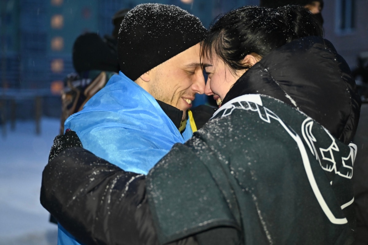 Емоції та обійми під час першого у 2026 році обміну полоненими (фотогалерея)