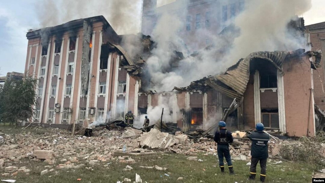 Unul din cele patru referendumuri de anexare ar urma să aibă loc în regiunea Donețk, în estul Ucrainei. Între timp, forțele ruse au bombardat stația de termoficare din Sloviansk, o manieră originală de a-și exprima grija pentru noii lor concetățeni, în pragul iernii. 