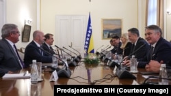 Članovi Predsjedništva BiH sa otpravnikom poslova Ambasade SAD u BiH Johnom Ginkelom i rukovodstvom kompanije AAFS Infrastructure and Energy LLC, Joe Flynnom i Jesse Binnallom, Sarajevo, 1. april 2026. 