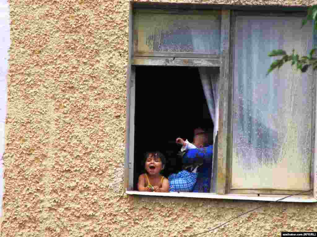 Aýnadan seredip duran çaga