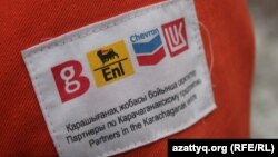 Шеврон на спецодежде сотрудника Karachaganak Petroleum Operating B.V. (KPO) с указанием эмблем компаний, входящих в консорциум. Иллюстративное фото.