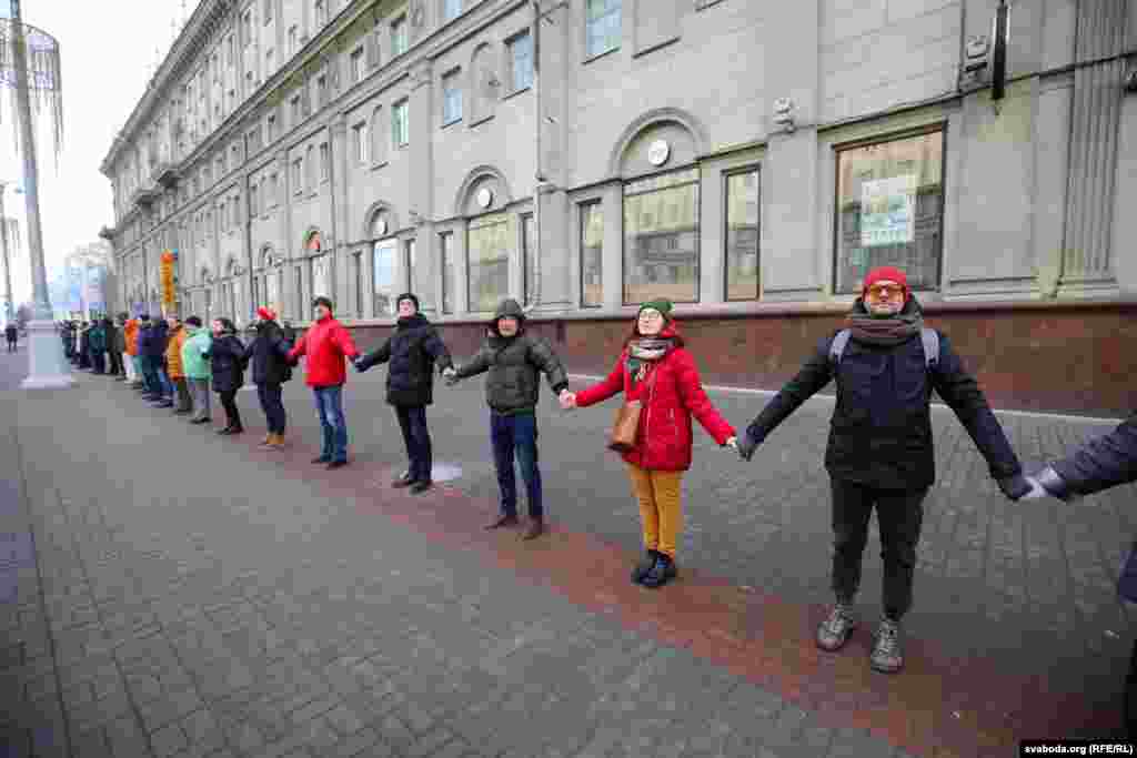 Acțiunea de protest a început la 11.30. O parte dintre protestatari au ieșit pe Bulevardul Independenței, unde au încercat să facă un lanț uman, ținându-se de mâini.&nbsp;