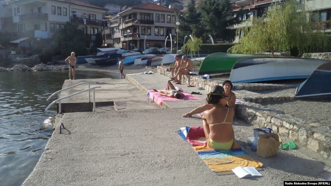 Топлото време и пријатната вода за капење и во октомври ги донесе охриѓани на плажа.