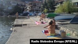 Топлото време и пријатната вода за капење и во октомври ги донесе охриѓани на плажа.