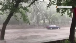 Проливной дождь в Симферополе (видео)