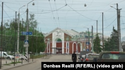 Антидронова сітка на вулиці Краматорська поблизу залізничного вокзалу