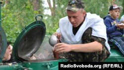 У Києві військові розганяли хмари, афганці годували всіх солдатською кашею