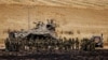 Izraeli katonák egy tüzérségi egység mellett a Gázai övezet határa közelében, 2021. május 14-én