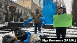 На зібрані гроші компанія планує купити до Дня Святого Миколая подарунки для дітей, батьки яких загинули або постраждали у військових діях на сході України