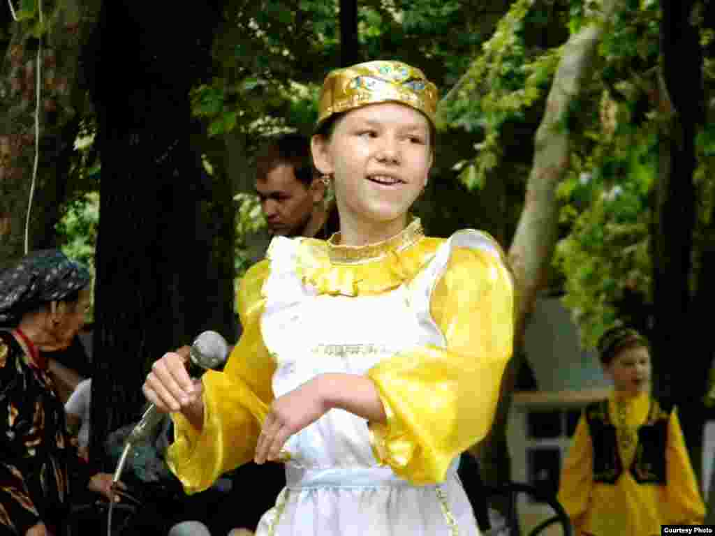 "Дуслык" ансамбле җырчысы Гүзәл Исмаилова