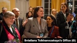 Зьлева направа: міністарка абароны Новай Зэляндыі Джудыт Колінз, Сьвятлана Ціханоўская, былая міністарка ўнутраных спраў Вялікабрытаніі Прыці Патэль, прэзыдэнтка і заснавальніца сеткі «Жанчыны — палітычныя лідэркі» Сыльвана Кох-Мэрын