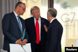 Президент США Дональд Трамп розмовляє з канцлером Німеччини Фрідріхом Мерцем та прем'єр-міністром Канади Марком Карні під час робочого обіду з лідерами G7 та країн Близького Сходу під час саміту G7 в Евіан-ле-Бен, Франція, 16 червня 2026 року