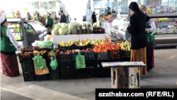 Aşgabadyň "Älemgoşar" bazary. Arhiwden alnan surat