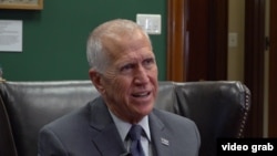 Američki senator Tom Tilis tokom intervjua za RSE, 29. april 2026.