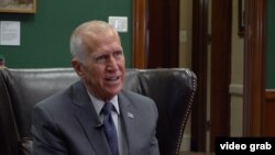 Američki senator Tom Tilis tokom intervjua za RSE, 29. april 2026.