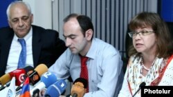 Armenia - Laura Bailey (R) and other World Bank officials in Yerevan hold a news conference, 28Apr2016.