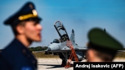 Piloti Rusije i Srbije pored aviona MIG 29, aerodrom Batajnica, 4. oktobar 2018.