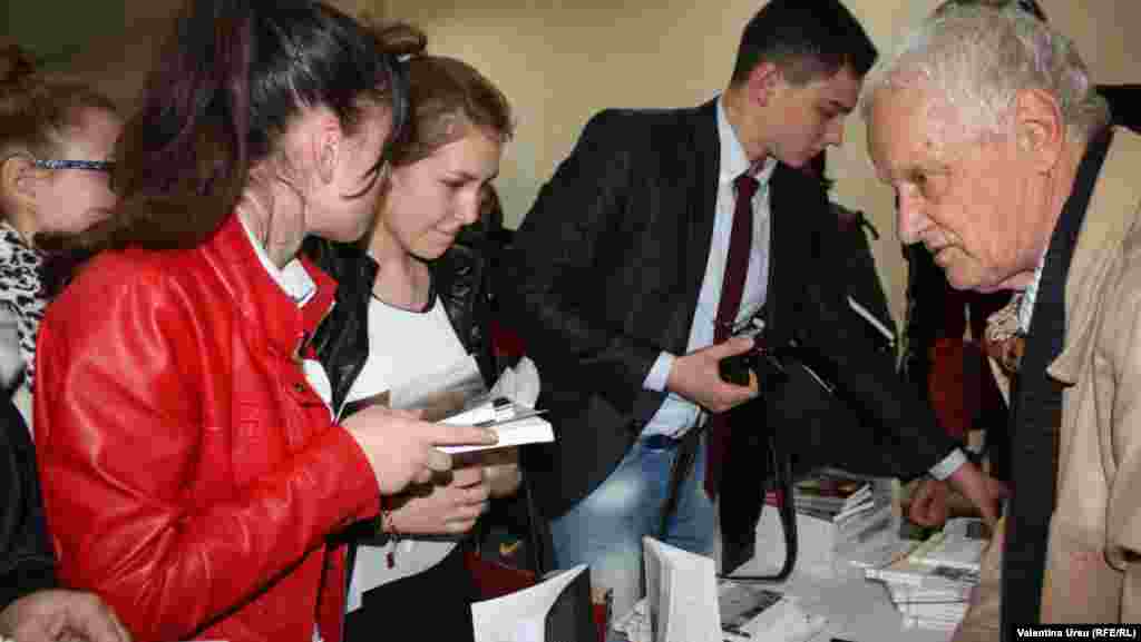 Scriitorul Vladimir Beşleagă şi tinerii de la liceul Mihai Eminescu din Comrat &nbsp;