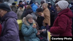 Казахские волонтёры кормят жителей Троещины - одного из районов Киева. Украина, Киев, 16 февраля 2026 года. Фото Рауля Упорова