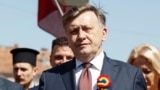 Crin Antonescu este susținut de partidele din coaliția de guvernământ, PSD-PNL-UDMR. El a mai candidat la Președinție în 2009, când s-a plasat pe locul III, după Traian Băsescu și Mircea Geoană care au intrat în turul 2. 