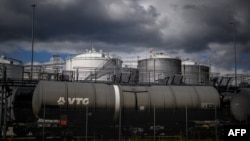 Rezervoare de benzină și combustibil sub nori grei la Vernier, lângă Geneva, pe 31 martie 2026.