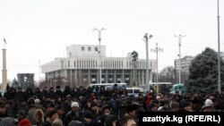 Акция протеста торговцев рынка "Кыял" возле мэрии, Бишкек, 5 февраля 2011 года.